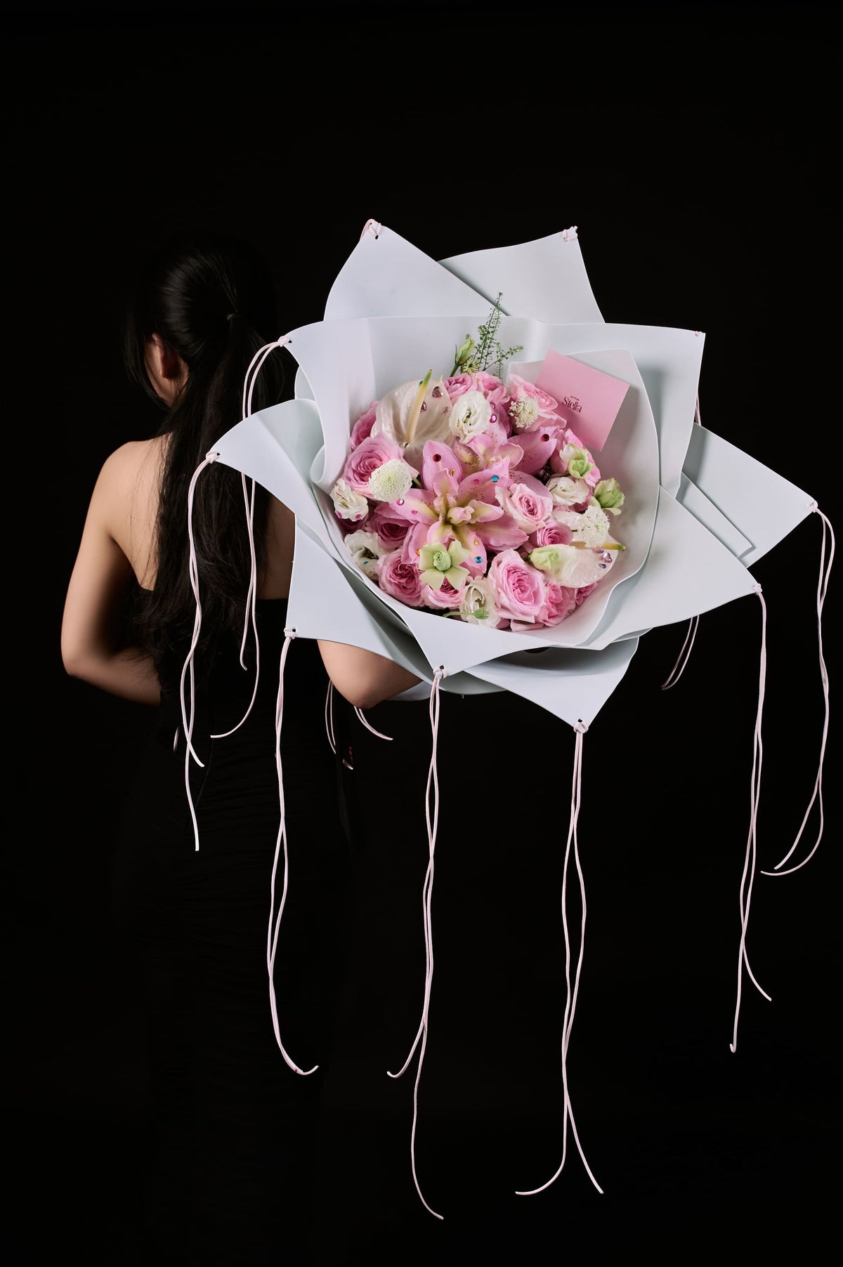Bó hoa Bất ngờ tone trắng hồng