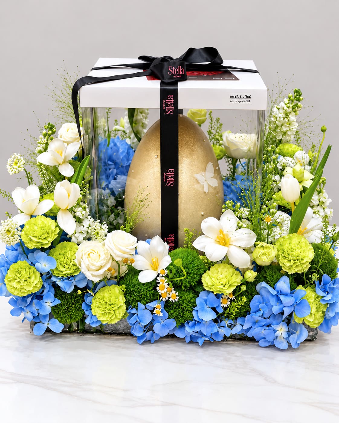Combo Hộp bánh và hoa bất ngờ trắng đen xanh dương