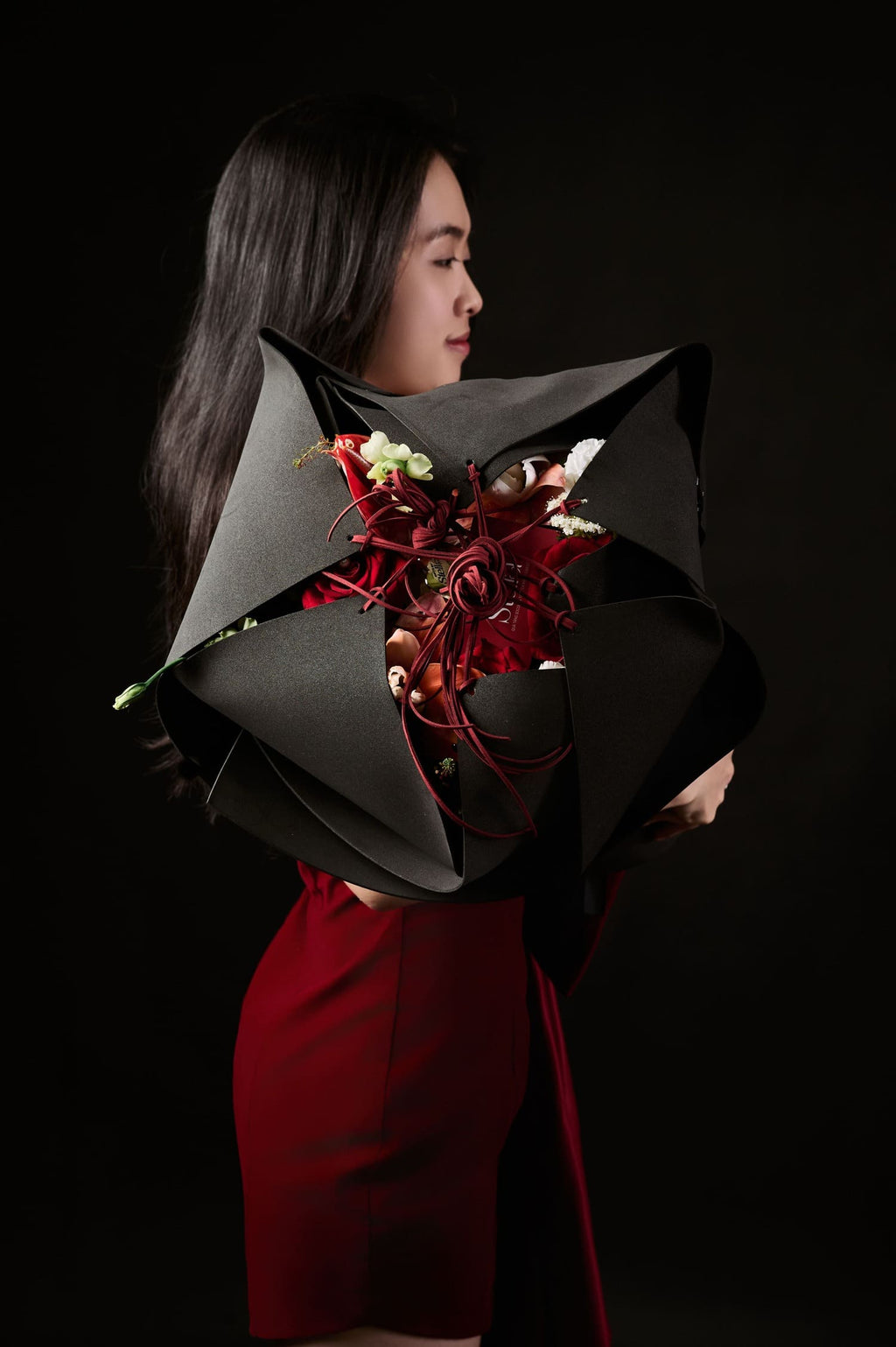 Bó hoa bất ngờ Tone đen đỏ